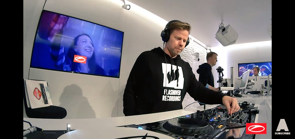 Yana_Vyalykh's tweet photo. Дивилися #asot986 і побачила сестру @JoysanJoys на екрані монітора у студії ! Приємний нежданчік 😃🤩😍 https://t.co/ZmWlaRa2IP