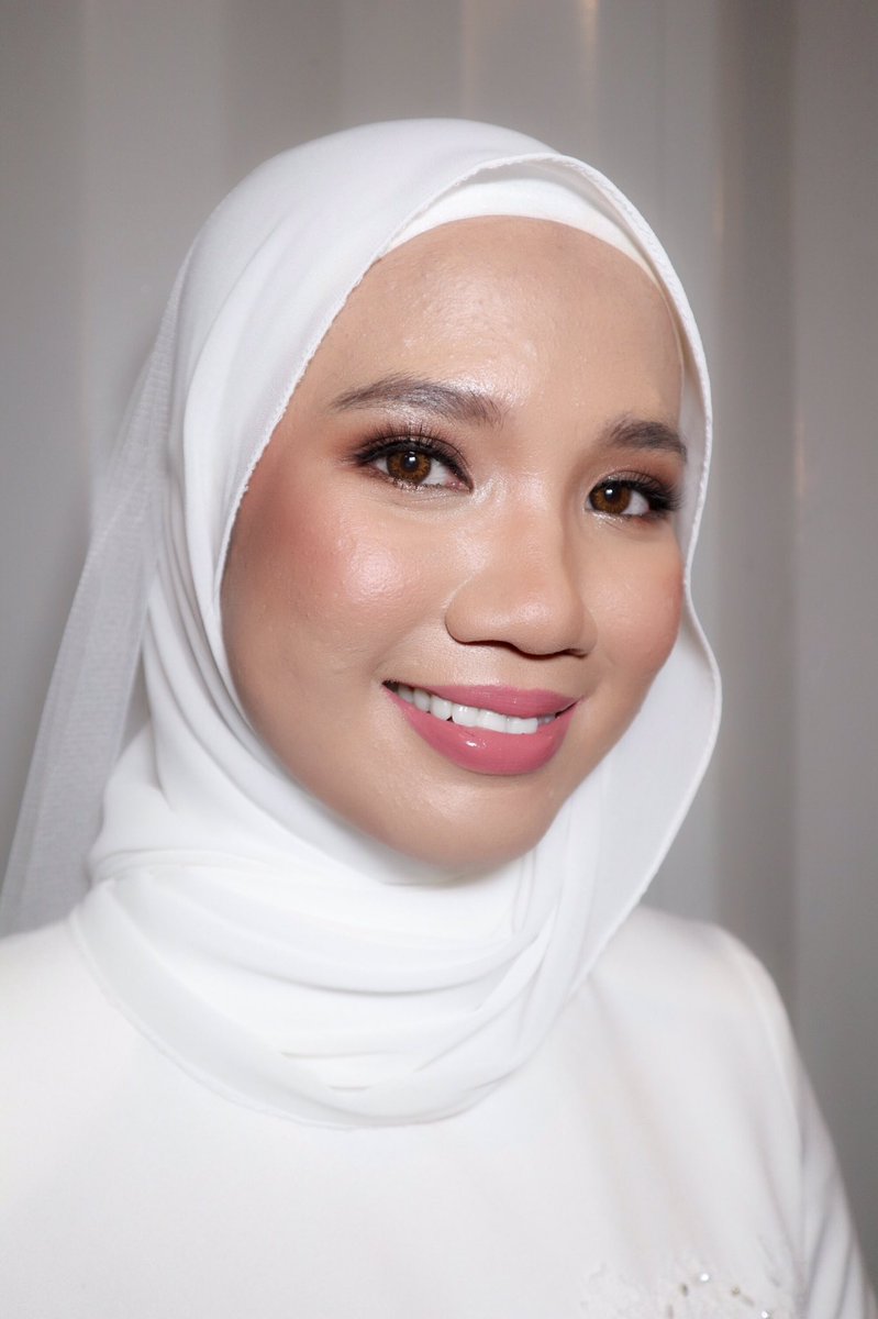 Nampakk takk, pdhl i buat base dia matte. And that glow come after. So i paste here gambar makeup for her reception. I xusik sgt base. I tukar lipstick and eyeshadow shj.So if u wanna ask anything, boleh drop dekat comment. I akan try jawab.