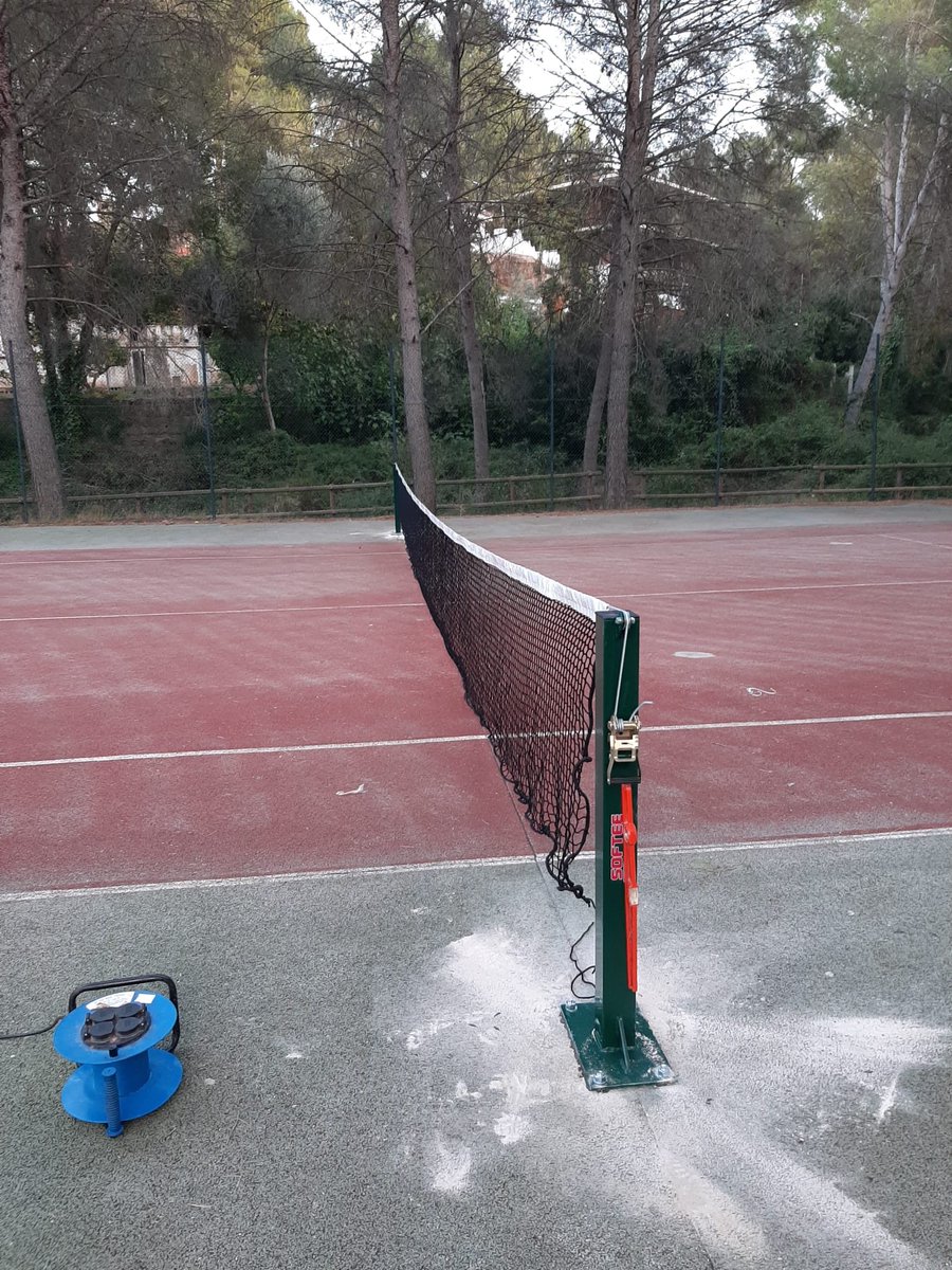 AjGilet's tweet photo. 👍 Hem reparat els forats i hem canviat la xarxa 🥅 de la 🎾 pista de #tennis de #SantEsperit ✅
🏗 En breu es licitaran les obres de millora dels vestuaris i les ⚽️🏀⚾️ pistes del #poliesportiu municipal incloses a les ajudes del #PlaInversions 2020-2021 de la @dipvalencia https://t.co/d8JLege1Qw