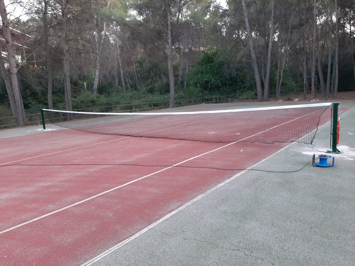 AjGilet's tweet photo. 👍 Hem reparat els forats i hem canviat la xarxa 🥅 de la 🎾 pista de #tennis de #SantEsperit ✅
🏗 En breu es licitaran les obres de millora dels vestuaris i les ⚽️🏀⚾️ pistes del #poliesportiu municipal incloses a les ajudes del #PlaInversions 2020-2021 de la @dipvalencia https://t.co/d8JLege1Qw