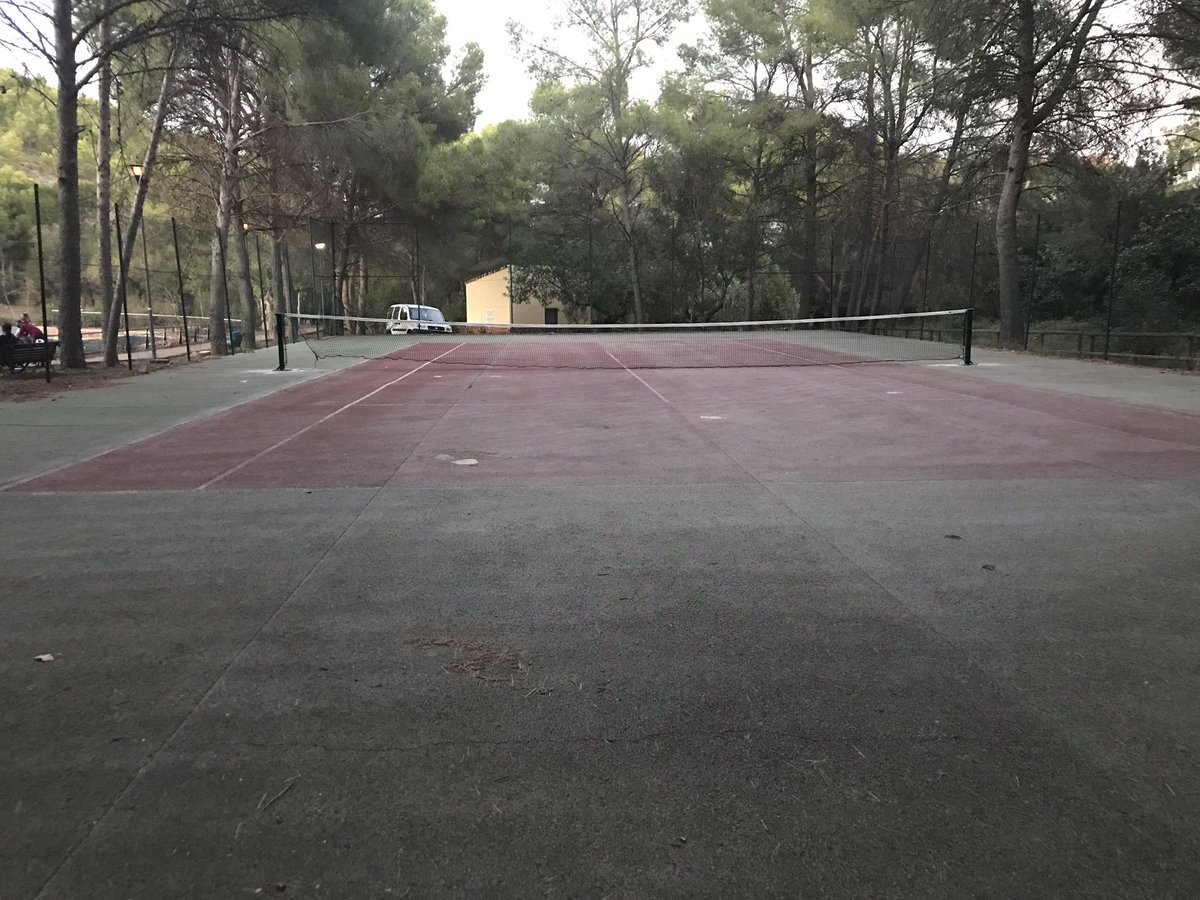 AjGilet's tweet photo. 👍 Hem reparat els forats i hem canviat la xarxa 🥅 de la 🎾 pista de #tennis de #SantEsperit ✅
🏗 En breu es licitaran les obres de millora dels vestuaris i les ⚽️🏀⚾️ pistes del #poliesportiu municipal incloses a les ajudes del #PlaInversions 2020-2021 de la @dipvalencia https://t.co/d8JLege1Qw
