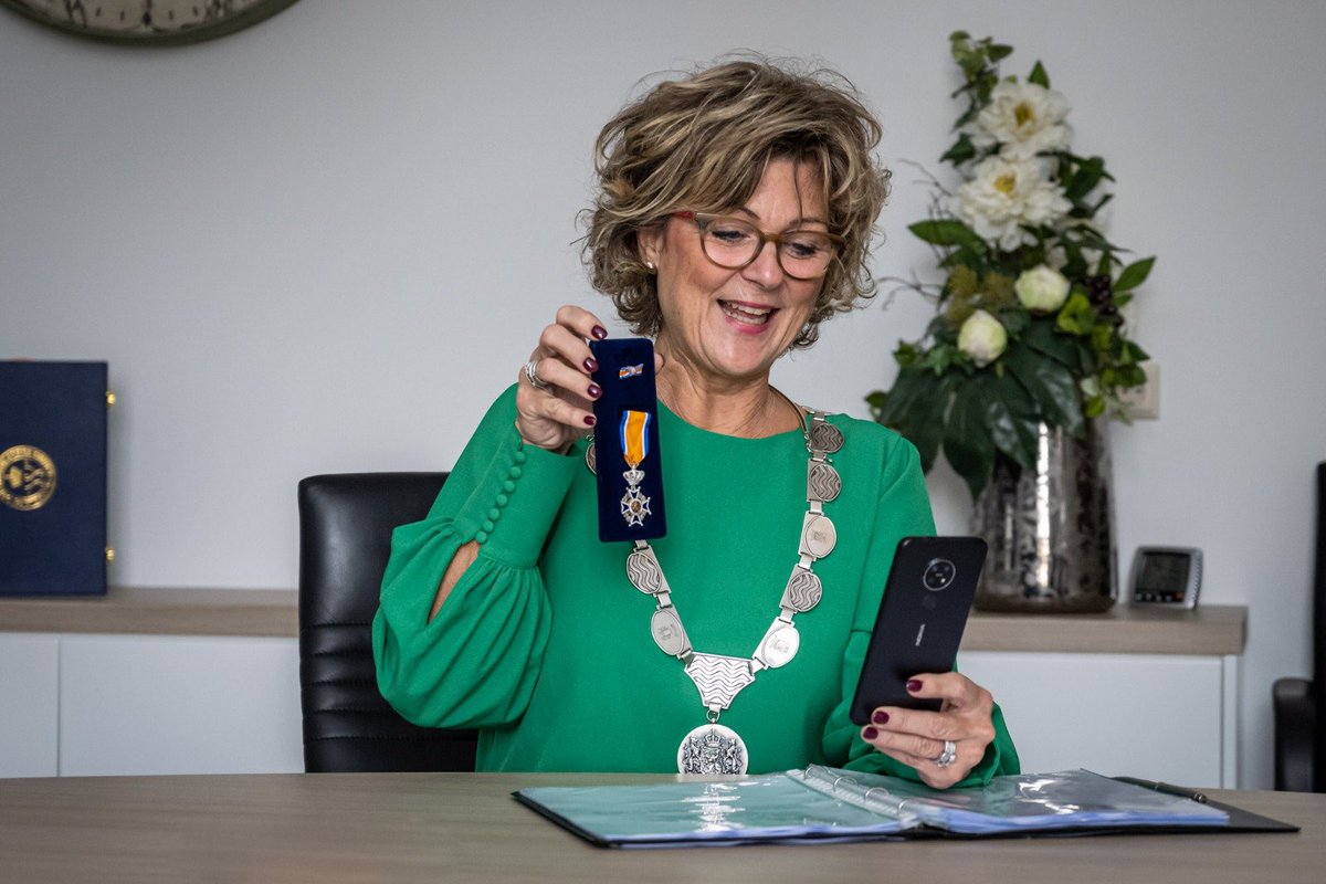 Vandaag via videobellen 26 brandweermannen op afstand de Koninklijke onderscheiding mogen uitreiken voor jarenlange inzet voor de veiligheid van onze inwoners en bezoekers.#trots #waardering #vrijwilligers #VRR