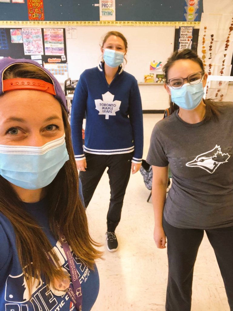 MmeFranceM's tweet photo. Showing our #FlameSpirit today for Sport day @FeatherstonPS with @MsChennette & @MmeHPattinson ⚾🏒🔥 https://t.co/iKDqGVnqsl
