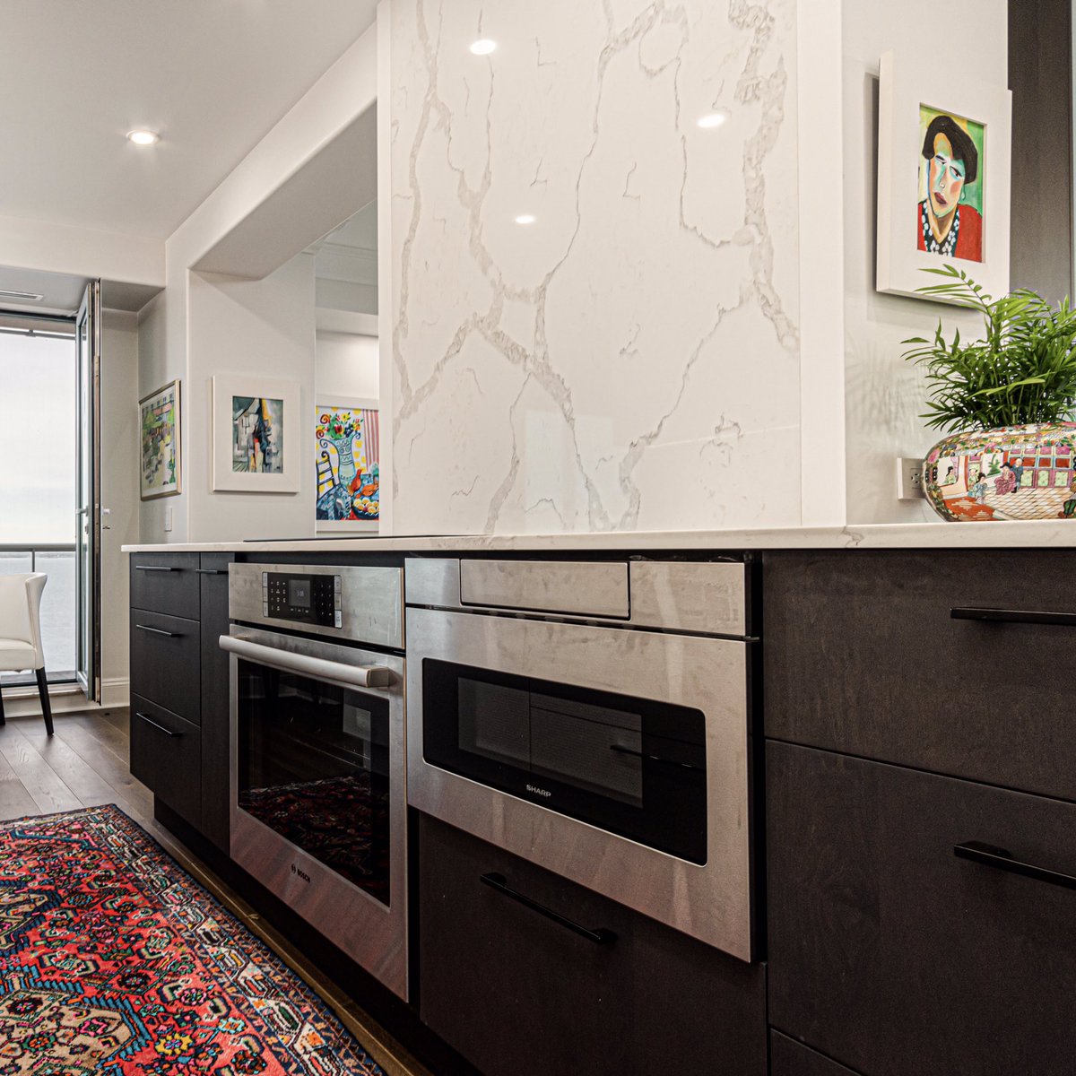 We are in love with this kitchen! We carried the solid surface of the countertop up behind the range to create a dramatic accent 🙌
#contemporarycondo #ygk #interiordesign