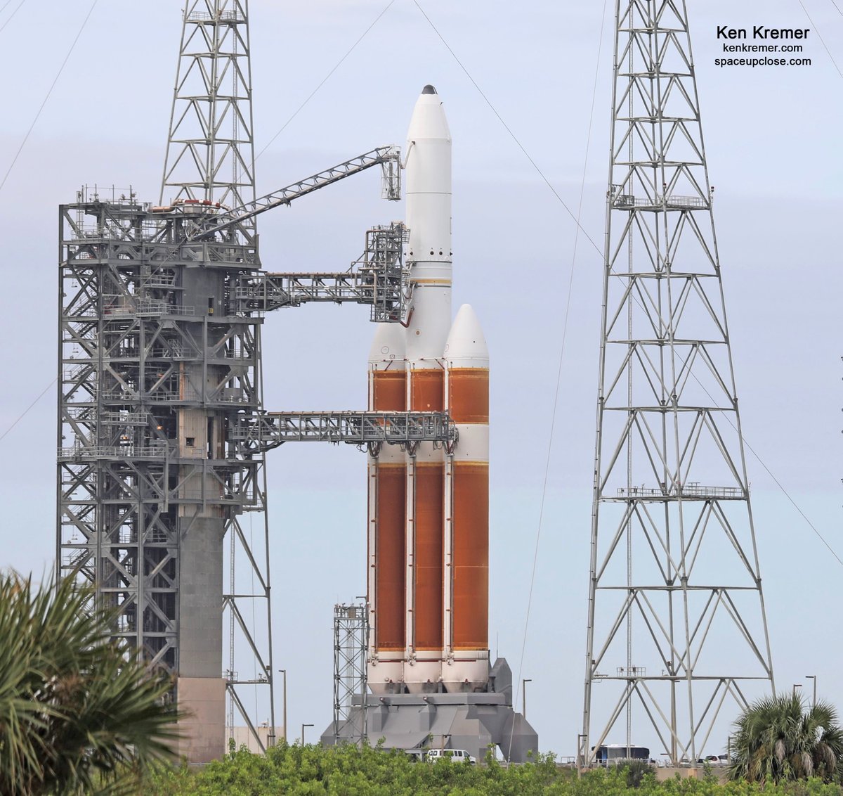 ken_kremer's tweet photo. #ULA today again postponed launch of triple core #DeltaIVHeavy rocket carrying #NROL spysat to orbit as @ulalaunch teams continue to check out #pad37 ground systems like the swing arm retraction system that caused earlier delays (see my pics). New launch target TBD https://t.co/sOEJ4gEwo8