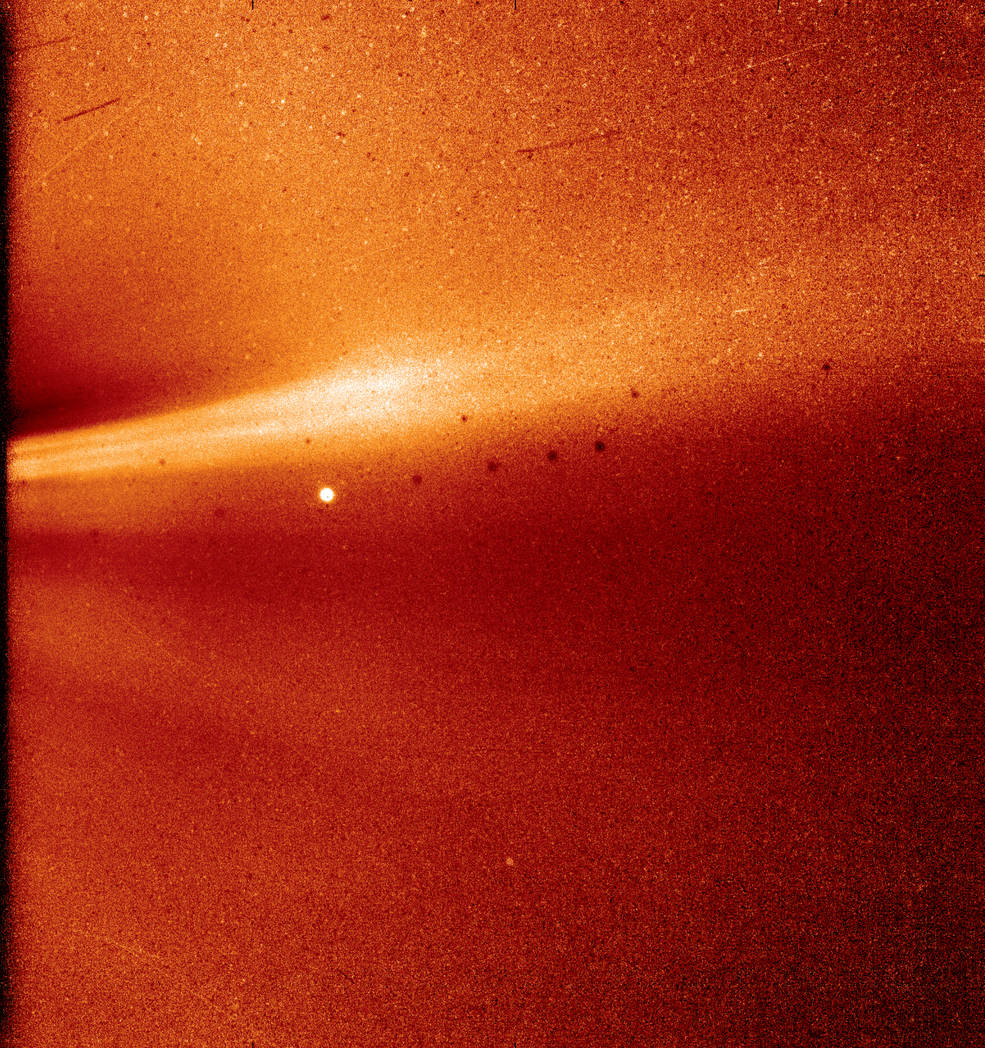 Enfin : le Soleil. Le 27 septembre, la sonde Parker Solar Probe a effectué son 6ème passage au plus proche du Soleil (à 13,5 millions de km, ce qui est rien !) à la vitesse de 466 592 km/h... Elle a pris cette photo le 8 novembre 2018. Le point brillant, c'est Mercure.