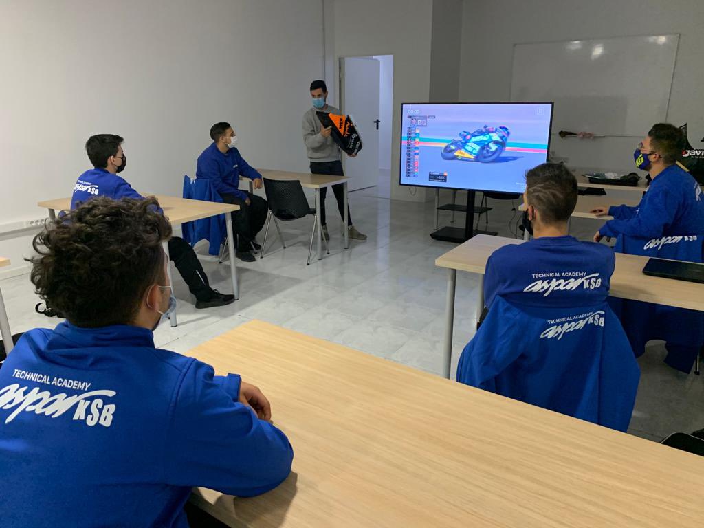 No todo iban a ser prácticas 😅😅 

Fotos de la clase de hoy sobre la importancia de las fibras. 

#asparteam #aspar #ksbsport #ksb #mecanica #motor #valencia #motociclismo
