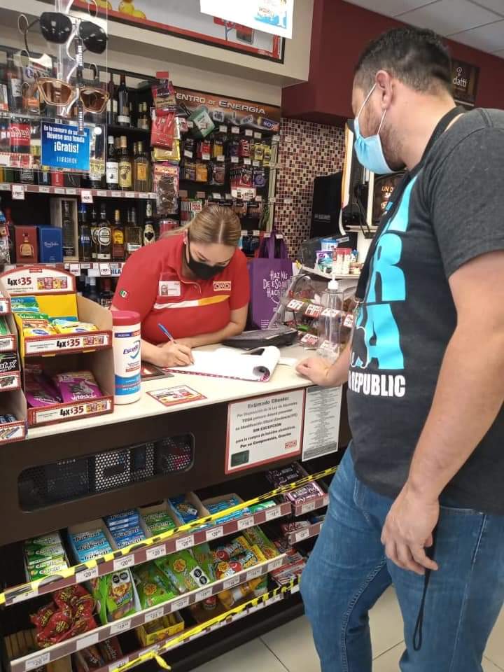 UCaborca's tweet photo. ☑️Estrategia Nacional de Prevención de Consumo de Alcohol y Tabaco en menores de edad☑️Visita establecimientos con venta de alcohol y tabaco concientizando empleados y responsables sobre riesgos de la venta a menores de edad.
Psic.Martín Arturo Martinez
#CapaCaborca #SaludSonora https://t.co/B0WPOr6qUN