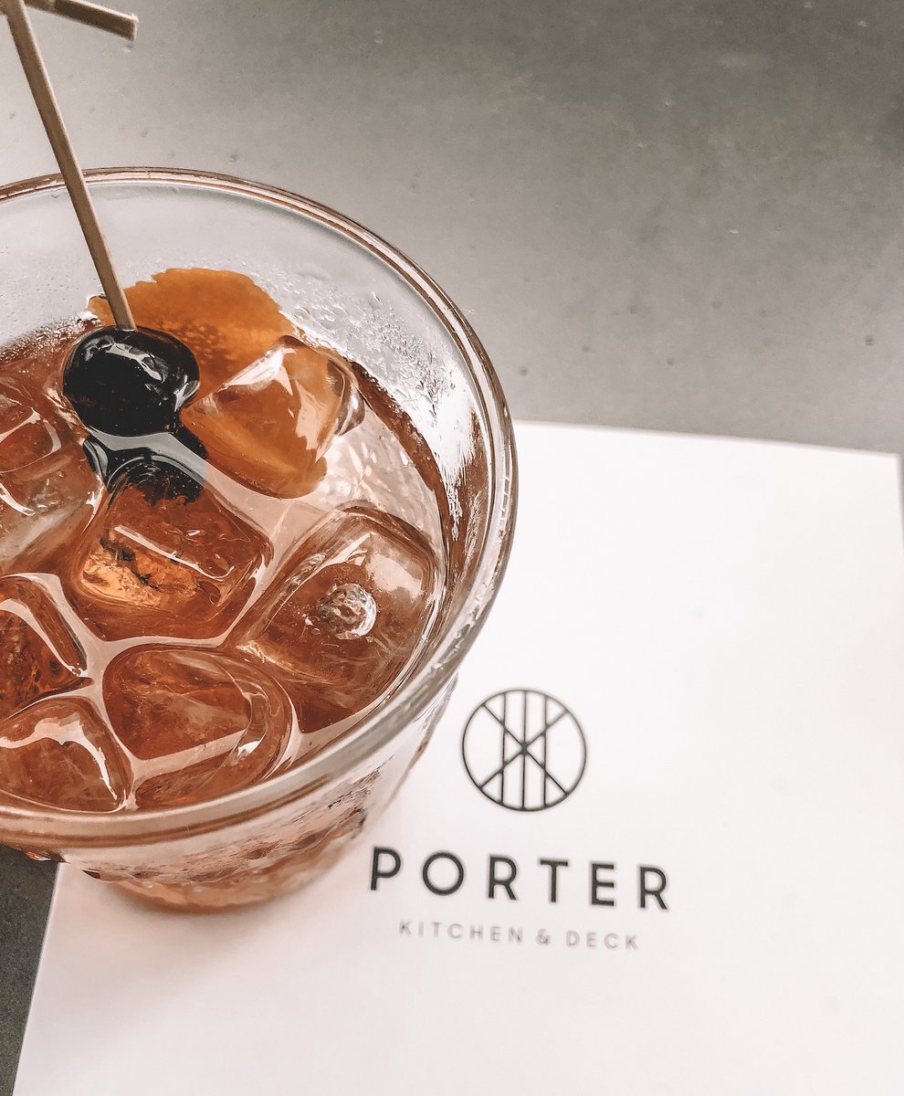 Friday means Happy Hour at #PorterKitchenChi! 🥃 Join us for great specials from 3pm - 6pm! 🍷⁣
▫︎ $7 Svedka Mules⁣⁣⁣⁣⁣
▫︎ $8  Margs
▫︎ $9 Old Fashioneds⁣⁣⁣⁣⁣
▫︎ $9 Select Wine by the Glass⁣⁣⁣⁣⁣
▫︎ $9 Hummus⁣⁣⁣⁣⁣
▫︎ $12 Filet Sliders (3)⁣⁣⁣⁣⁣