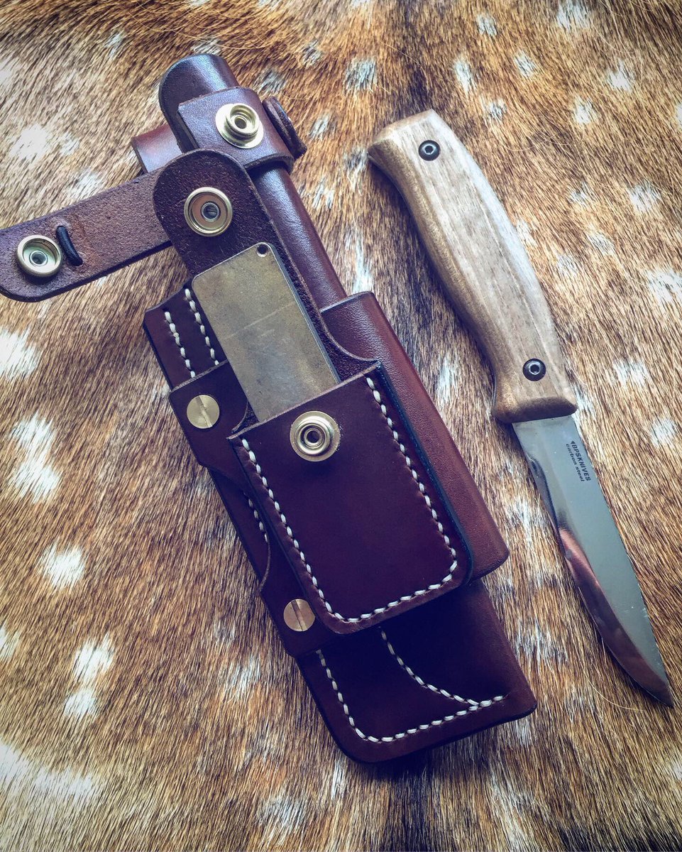 PDBushcraft's tweet image. Leather goodness times two! A multicarry sheath for a BPS Companion fulltang knife - essentially a Mora Companion on steroids - and an XL Ferrorod with Antler handle in a belt holster. Both in hand dyed Chestnut with Brass fittings. Hope you like it 😁