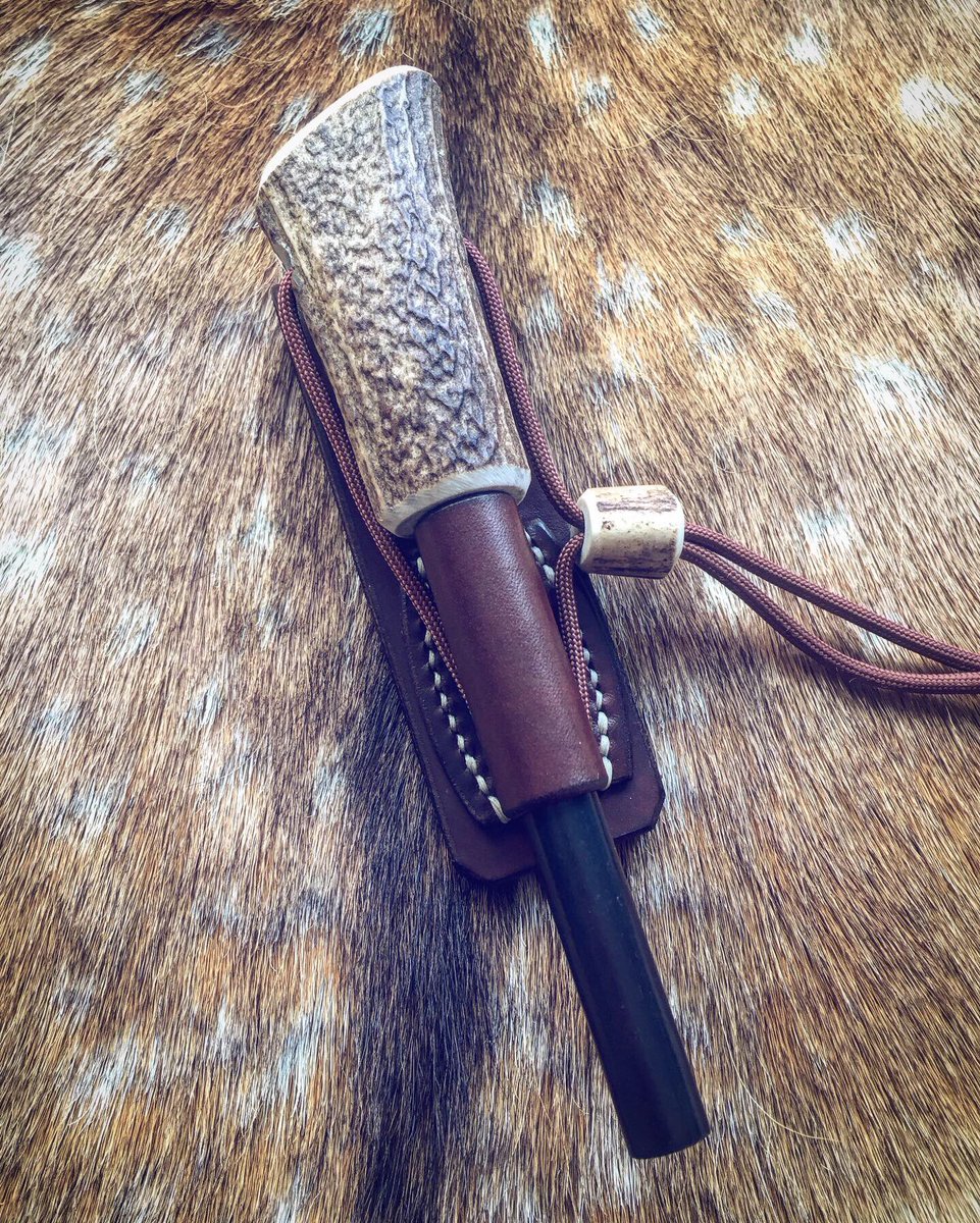 PDBushcraft's tweet image. Leather goodness times two! A multicarry sheath for a BPS Companion fulltang knife - essentially a Mora Companion on steroids - and an XL Ferrorod with Antler handle in a belt holster. Both in hand dyed Chestnut with Brass fittings. Hope you like it 😁