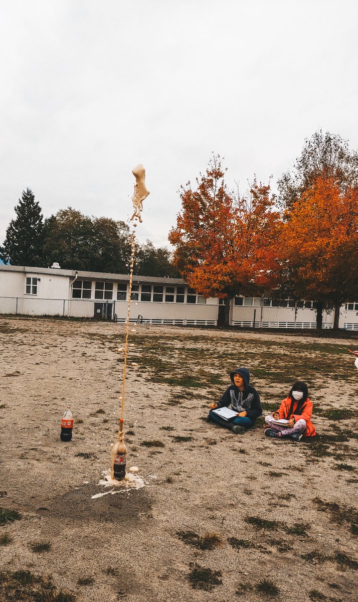 lakeviewSD41's tweet photo. Students from Ms. Suh's grade 4/5 class learning about the nucleation process in Coca Cola vs. Diet Coke @lakeviewSD41 @burnabyschools https://t.co/KYiTtqQvo5