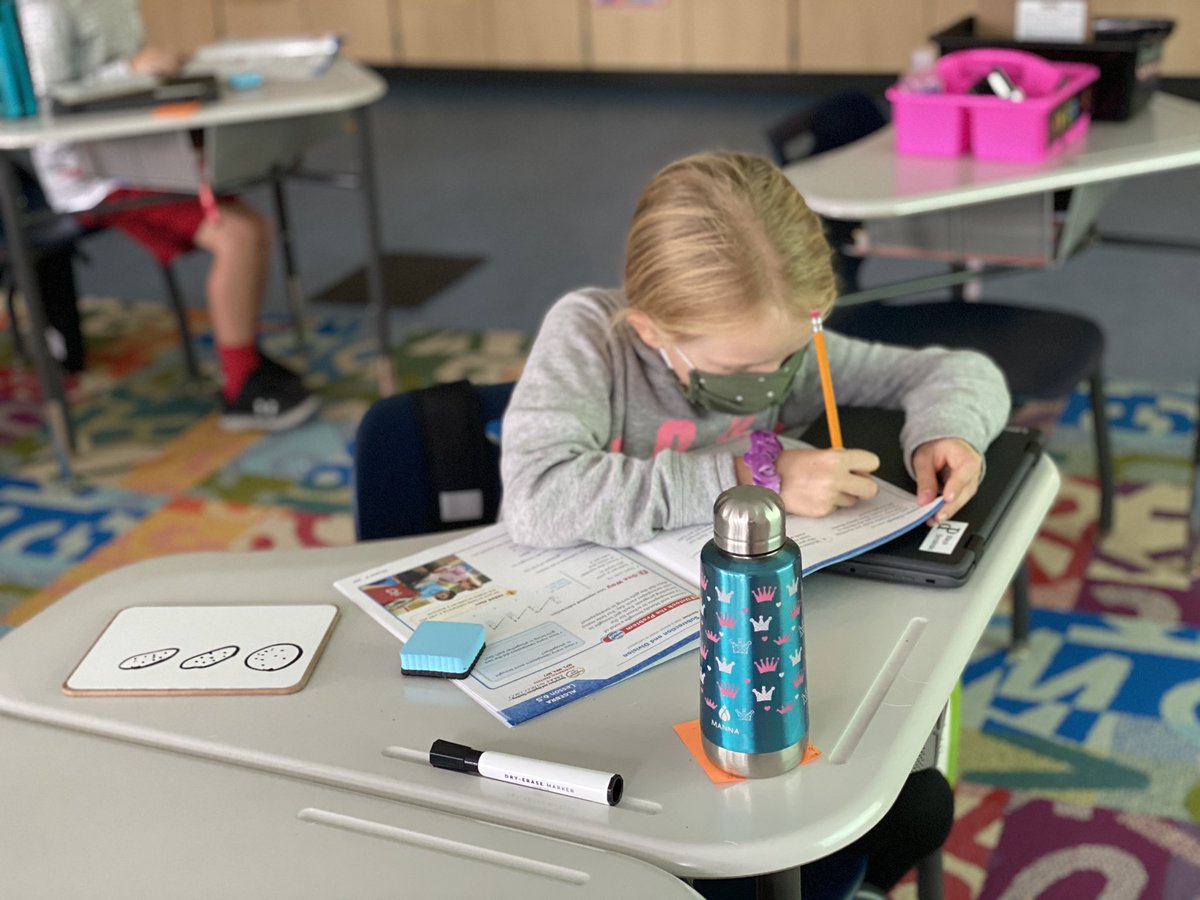 AHuzela's tweet photo. Finding the quotient of a division equation in 3rd grade ✨➗ #hardwork https://t.co/XmtEDIO6er