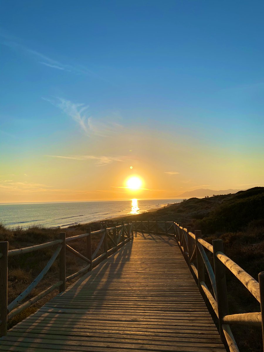 OrgullodeMalaga's tweet photo. El atardecer de hoy desde Cabopino, #Marbella. 
Foto: @nuriasl80
#SienteMLG https://t.co/lNjk1sYj03