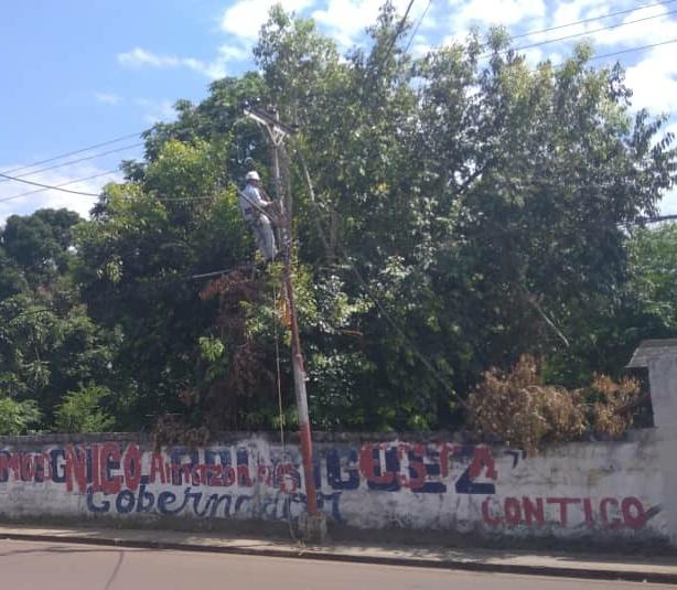 Balanceinforma2's tweet photo. #Amazonas
Corpoelec realizó corte del servicio Eléctrico en la Av. Rómulo Gallegos Circuito Aramare de Pto Ayacucho,  para realizar la reubicación de la Red Trifásica o línea de baja tensión, el corte de 3 horas no informado a los usuarios se prolongó mas de lo esperado. https://t.co/UgKhMg5lPY