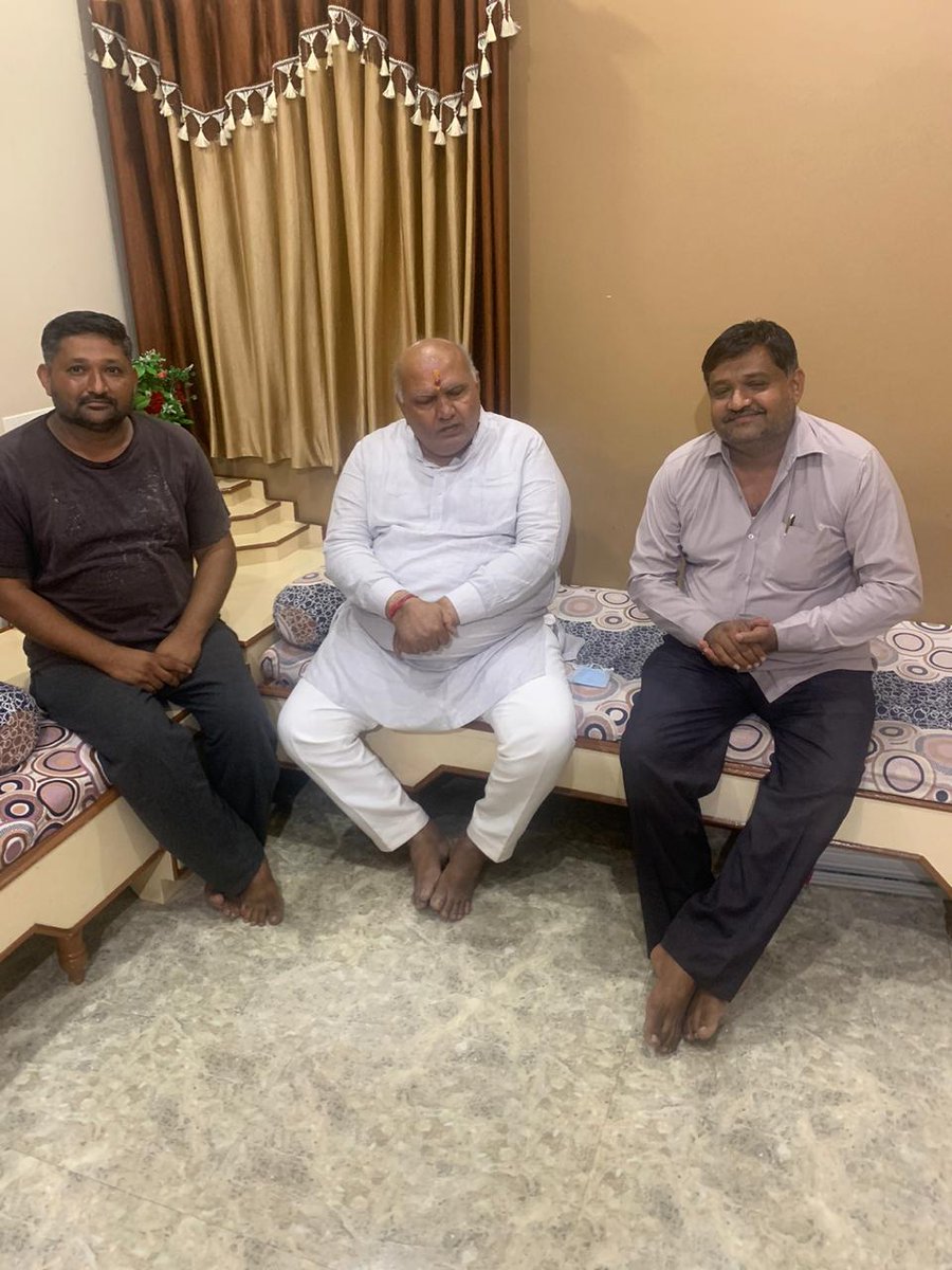 BKHiR2's tweet photo. #આજે_અમારા_ઘરે_મોંઘેરા #મહેમાન_થયા_અમારા_પોરબંદર
#ના_સાંસદ_
  #માનનીય_શ્રી_રમેશ_ભાઈ_ધળુંક
#સાહેબ_સાથે_સત્સંગ_કર્યો_અને
#આબધો_જસ_અમારા_મામા
#લક્ષમણ_ભાઈ_વસરા_ના_સાથ
#સહકાર_થી
#ખૂબ_ખૂબ_આભાર_મામા https://t.co/oiTGcvKRbF
