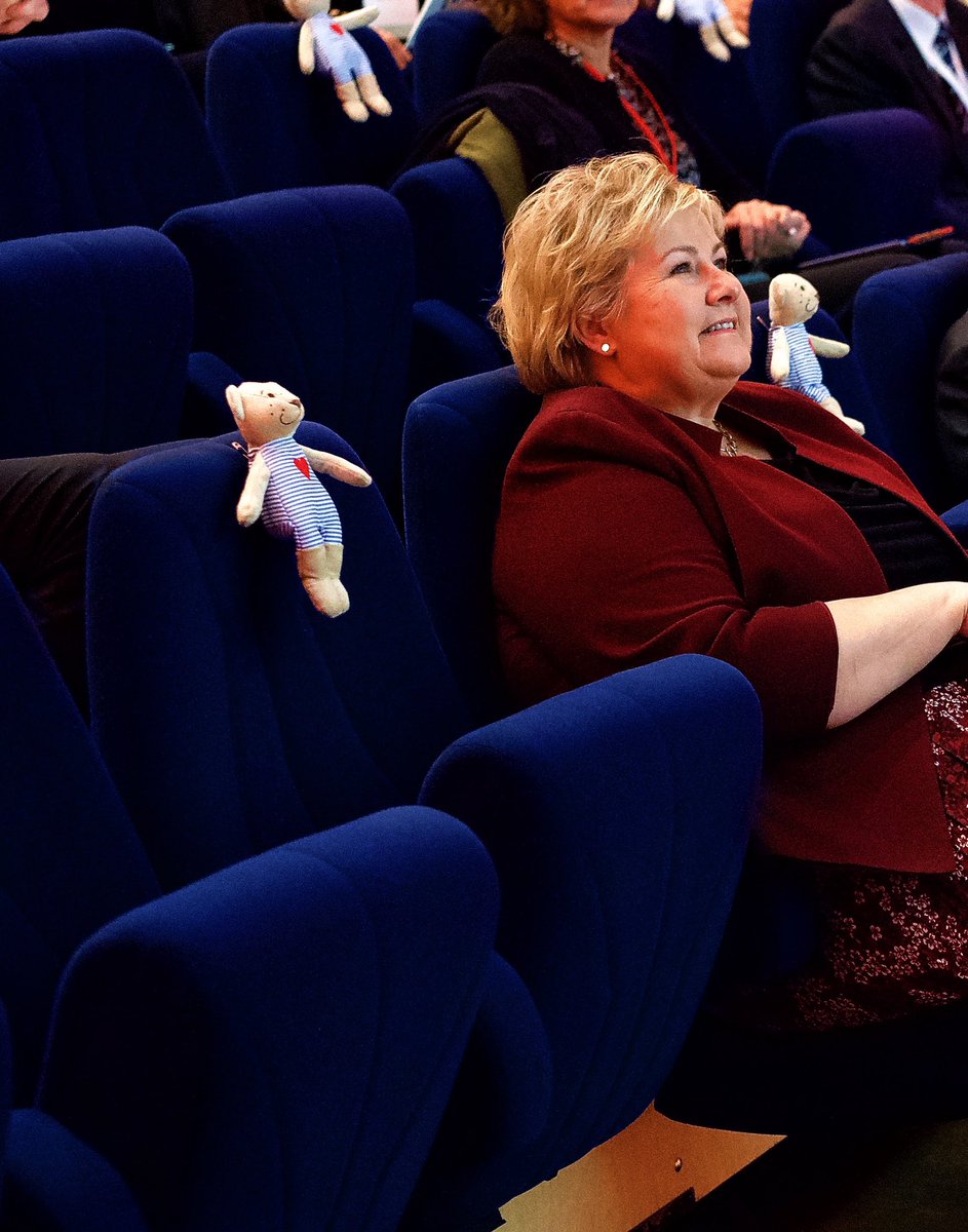 petterborre's tweet photo. Når du får presentere @skift_norge sitt arbeid innenfor grønn digitalisering for @erna_solberg og et ukjent antall bamser😅 Men når vi snakker grønn omstilling mener vi alvor. Jeg har tro på at næringslivet i Norge vil gjøre sitt for å nå klimamålene. Vi har ikke noe annet valg. https://t.co/jZdq7XUxym