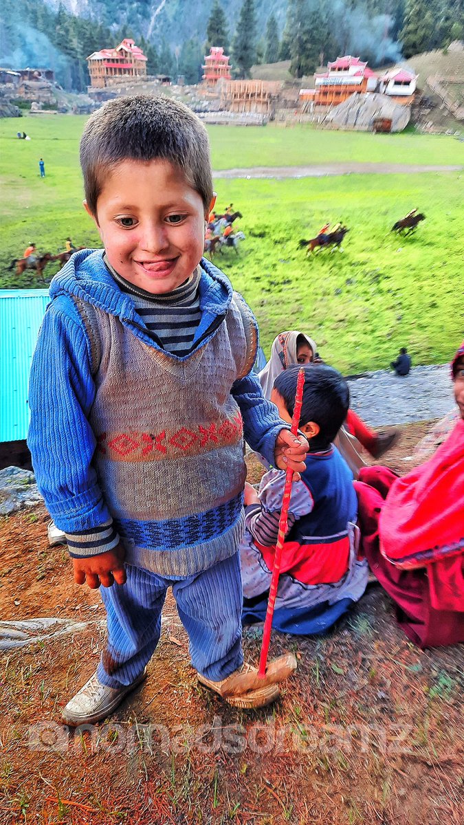 nomadsdreamz's tweet photo. A pure soul smiling at the face of life.
It was a real delightful to watch him playing around in lush green meadows.

#nomadsdreamz #fairymeadows #gilgit #northenpakistan #pakistantravel #travelphotography #nomads #pakistan🇵🇰 #potraitphotography #faceofpakistan #shiningeyes https://t.co/LZfGklCGUl