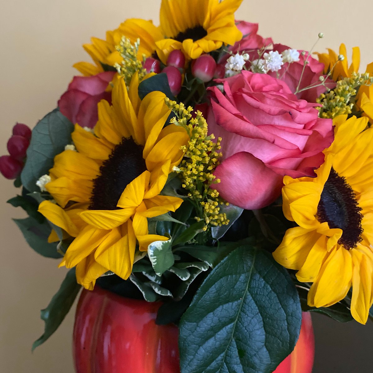 CUNYKCCPRES's tweet image. Special delivery from my office staff for #BossesDay2020, even though they are truly the bosses of me.  I told them I'm so appreciative that I'm giving them the next two days off.  #Dothis #Dothat #Youhaveameeting @YoungTasheka @karenhsthilaire