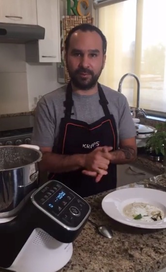 FoodandTravelMX's tweet photo. El @ChefRoCa suele presentar y decorar las sopas con los ingredientes que la integran, por eso, utilizará poro y granos de elote tatemado en la crema que está preparando el día de hoy con #PrepAndCook de #KrupsMx https://t.co/HeUH7swp8R