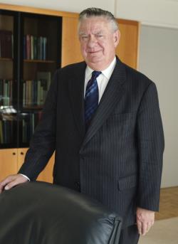 #New
15 Octobre 2020 (hier):
Nous venons d'apprendre la mort du Vicomte Alfons (dit Fons), Remi, Emiel Verplaetse.
Economiste, ancien Gouverneur de la Banque Nationale de Belgique.
Né en 1930, le 19 Février, nommé Grand-croix de l'Ordre de Léopold II.
Il décède à 90 ans. https://t.co/Pn3Dlo2is5