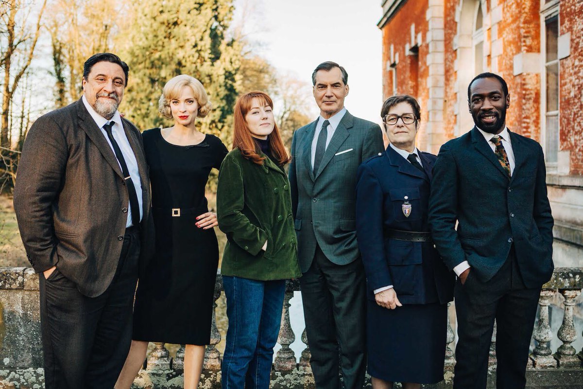 ClemRzk's tweet photo. C’est non sans une certaine émotion que ce soir il faut dire au revoir à un trio gagnant auquel sont venus se greffer d’autres géniaux personnages. Un épisode  spécial pour clôturer ces 7 années de comédie. Merci. ❤️ #PetitsMeurtres #UnCadavreAuPetitDejeuner https://t.co/5a1LJooRom