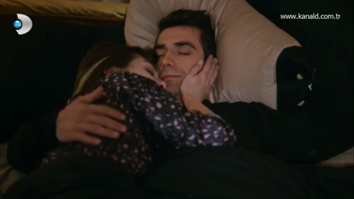 Çocuğusuna da mı sarılamasın canım bu adam cık cık cıkss
SiyahBeyazAşk ÜçYaşında