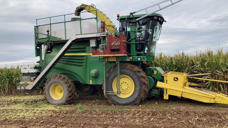 CorentinDprx's tweet photo. Retour d’une météo clémente, on rattrape le retard! Entre 2 récoltes de maïs, on enchaîne avec les semis ! Les reliques sont de sortie!
#ceuxquifontlesessais https://t.co/FlJEW7ZfUd