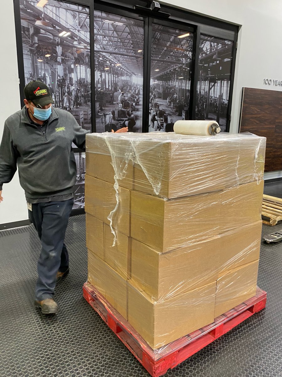 clarkmhcna's tweet photo. This week, CLARK employees were #RaisingHope in the community, with @lexhabitat and Lighthouse Ministries. Today, CLARK employees helped #LighthouseMinistries pack over 900 meals for local members of the homeless community. 

#PhilanthropyFriday #CLARKtheForklift https://t.co/gAzfyZmNBA