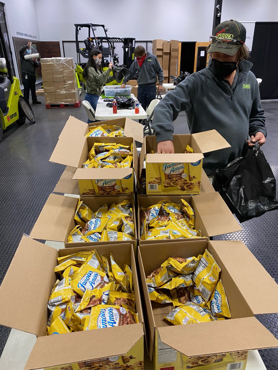clarkmhcna's tweet photo. This week, CLARK employees were #RaisingHope in the community, with @lexhabitat and Lighthouse Ministries. Today, CLARK employees helped #LighthouseMinistries pack over 900 meals for local members of the homeless community. 

#PhilanthropyFriday #CLARKtheForklift https://t.co/gAzfyZmNBA