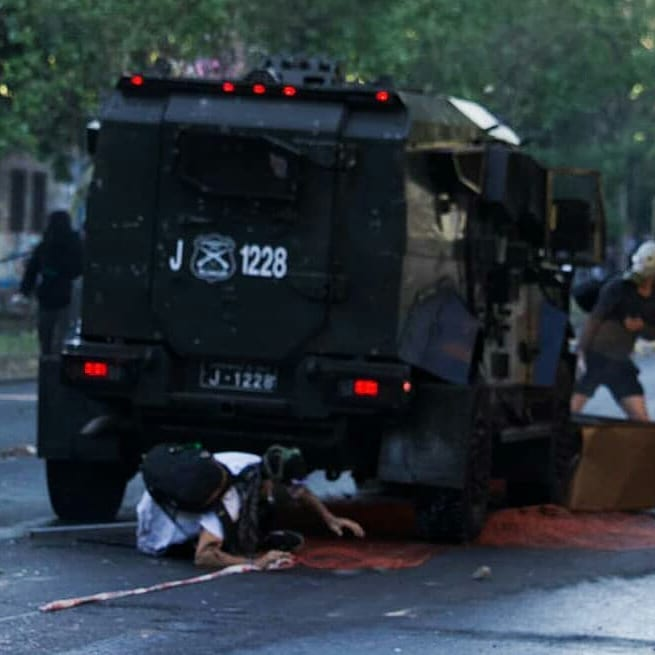 MegafonoPopular's tweet photo. 🔴🇨🇱 Carro Lanza Gases de Carabineros arrolla indiscriminadamente a Joven manifestante, informa vía IG
.@panoptik.agency https://t.co/Q0iXCtq3Da