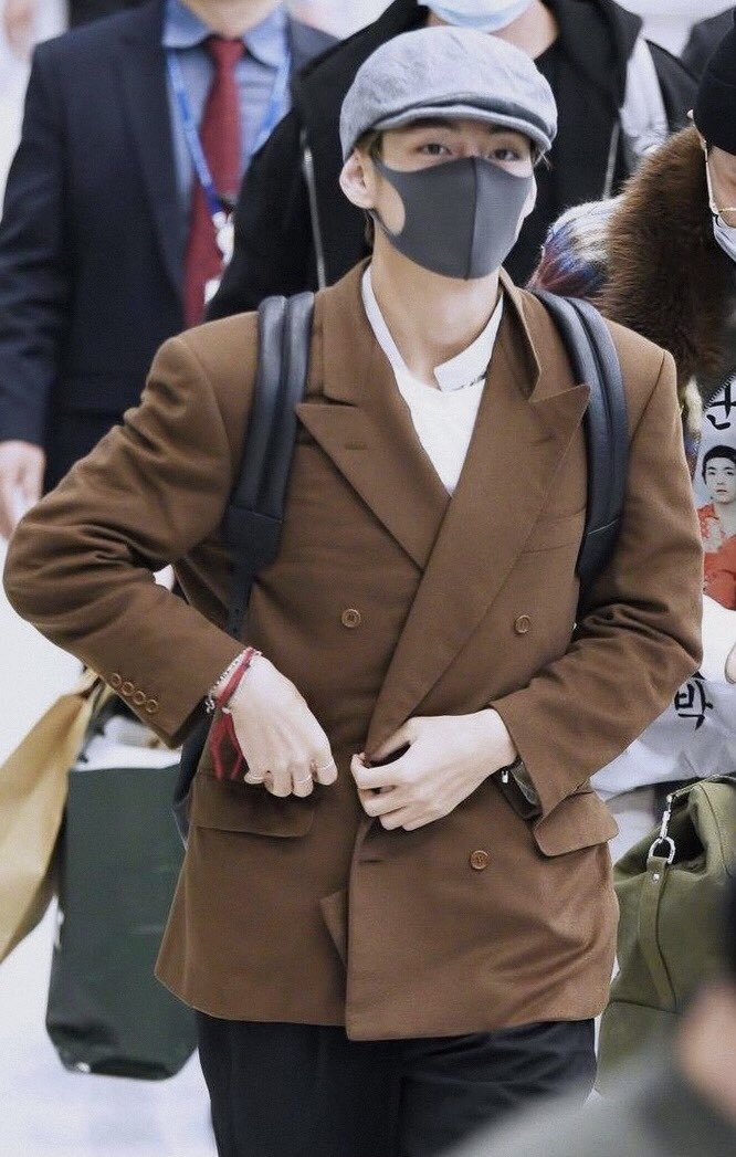 taehyung’s airport fashion p2 — a thread