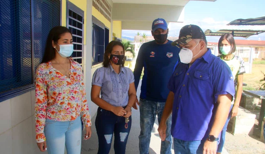 #16Oct 📸|| Con alegría se entregó la rehabilitación del Liceo Bolivariano Jesús Peraza ubicado en La Sábila, parroquia Tamaca del municipio Iribarren. Trabajos ejecutados mediante el Programa Una Gota de Amor para mi Escuela en Resistencia. #HéroesDeLaAlimentación