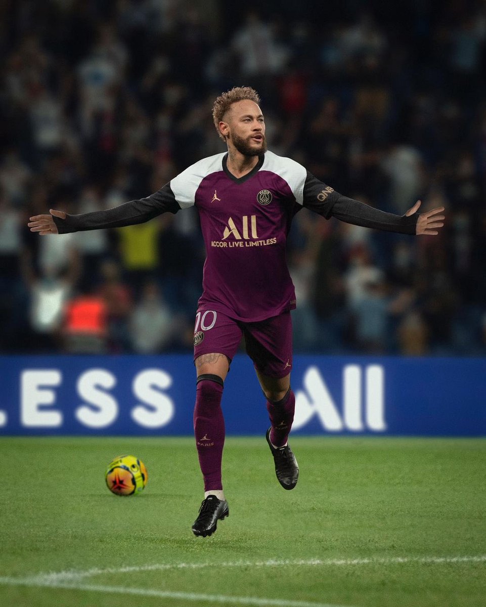 A powerhouse partnership. The Jumpman x PSG 20/21 Third Jersey is