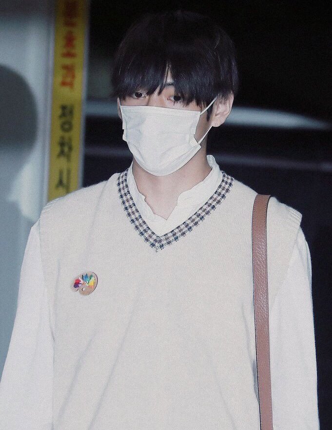 taehyung’s airport fashion p2 — a thread