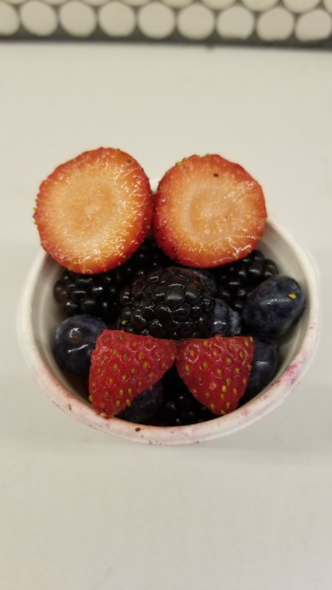 DavidHillTimes3's tweet photo. HAPPY BERRY FRIDAY EVERYBODY! #HAPPYBERRYFRIDAYS #minivamp #feed #halloween #berries https://t.co/tGkjxrbzv4
