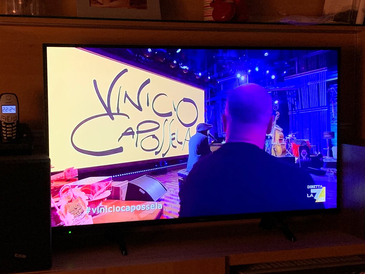 helpfool73's tweet photo. Musica che non invecchia mai.
#propagandalive 
#viniciocapossela https://t.co/hj4rB8lqlT