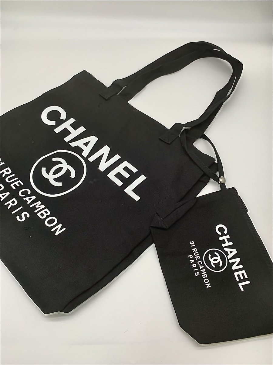 Helen01292427's tweet photo. CHANEL ノベルティ
トートバックです。
しっかりとしたキャンパス生地！
ポーチも付いて使い勝手がよく
今、必需品のエコバックとしてもご使用頂けます。

¥8500-(送料込)

バッグ
W35×H39×D13cm
持ち手　約62cm

ポーチ
W20×H14
持ち手　約32cm

#CHANEL 
#ノベルティ
#トートバッグ
#エコバッグ https://t.co/TfuA5l3ewg