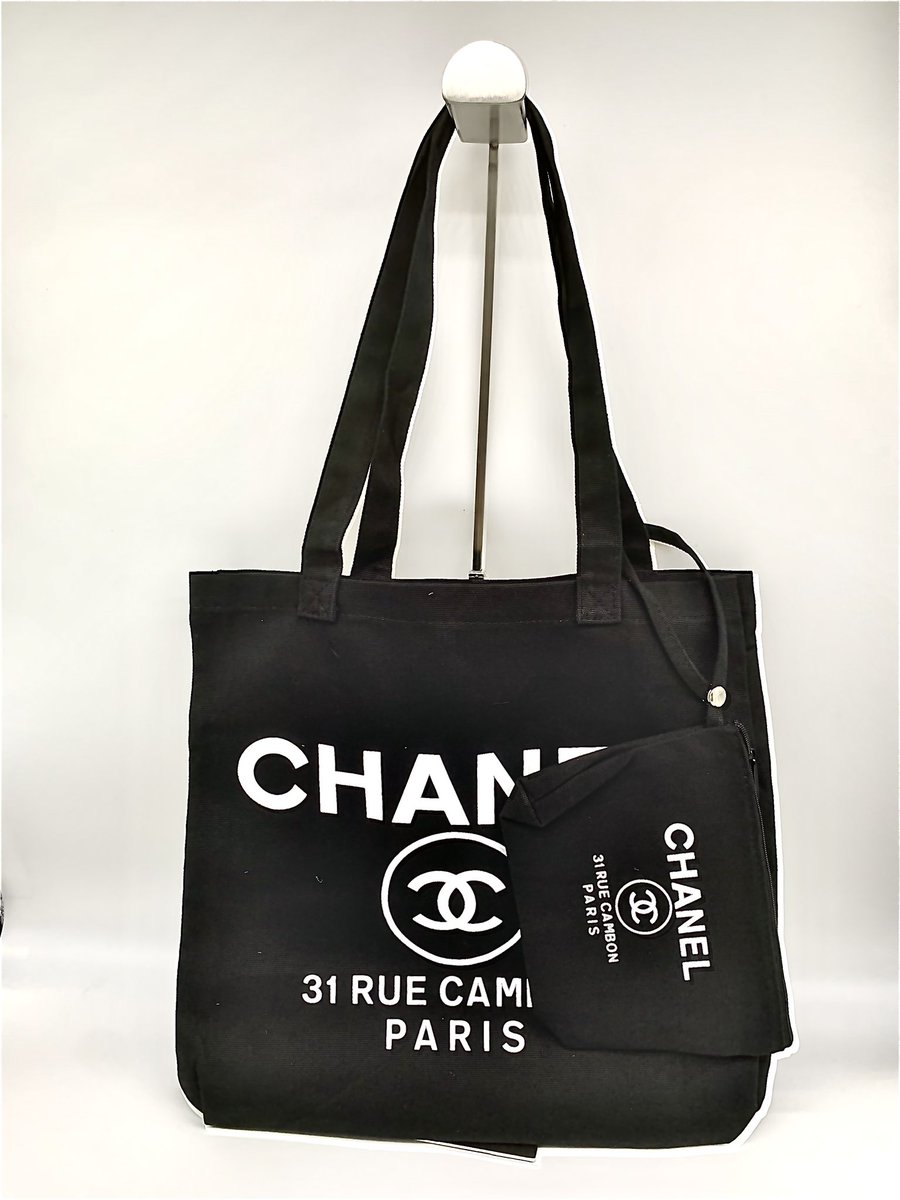 Helen01292427's tweet photo. CHANEL ノベルティ
トートバックです。
しっかりとしたキャンパス生地！
ポーチも付いて使い勝手がよく
今、必需品のエコバックとしてもご使用頂けます。

¥8500-(送料込)

バッグ
W35×H39×D13cm
持ち手　約62cm

ポーチ
W20×H14
持ち手　約32cm

#CHANEL 
#ノベルティ
#トートバッグ
#エコバッグ https://t.co/TfuA5l3ewg