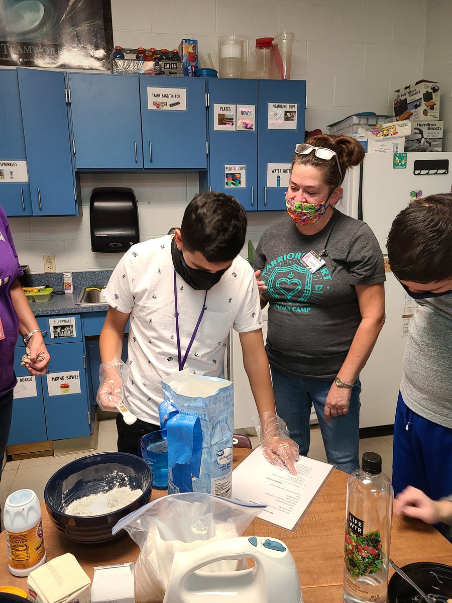 MfhsLife's tweet photo. Having fun on Friday learning measuring and cooking skills🍪
#yummy #cookies #mfhs #lifeisgood https://t.co/OiP6M5jmFp