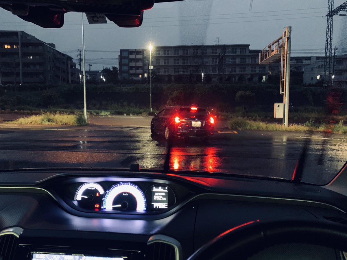 patabite's tweet photo. 夜明け頃の車内ってなんかいいよね(謎 https://t.co/E4W5zcJE66