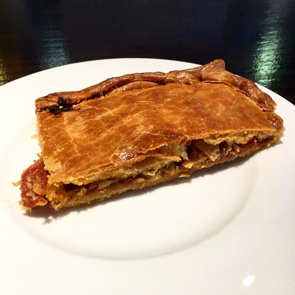 ¿Y si encargamos una empanada de #quitarelhipo? ¿De bonito o sardinas?¿Dónde? En Viavelez nos sale buenísima, y basta con llamarnos con dos días de antelación, estas cosas requieren su tiempo...