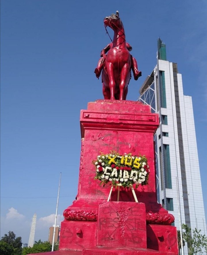 Ahora: Asi quedo monumento del genocida General Baquedano en #PlazaDignidad
¡POR LOS CAIDOS!