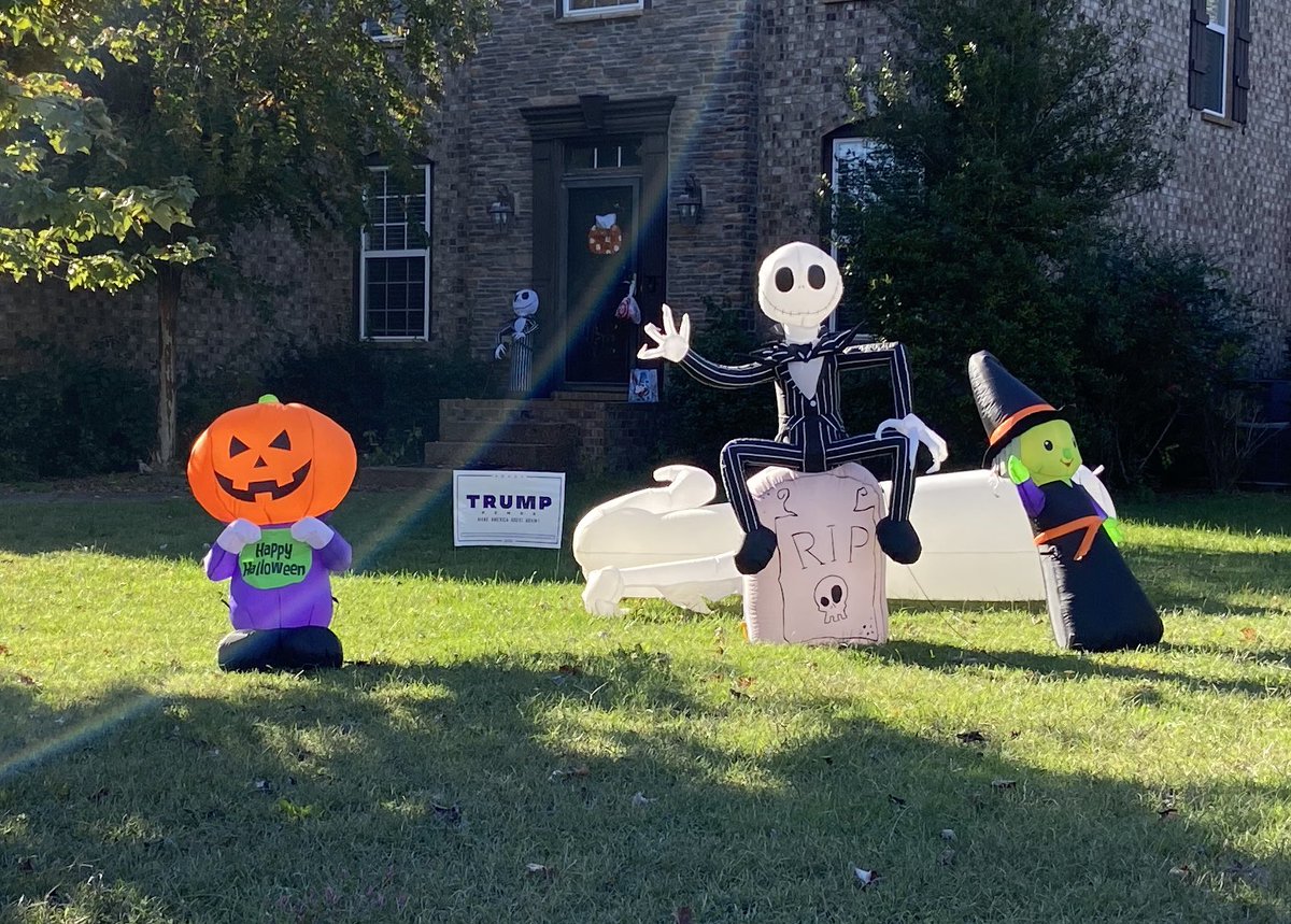 EmileeMartin_'s tweet photo. Truly the scariest Halloween decoration of 2020 #VoteHimOut https://t.co/h0QrSBuvKF