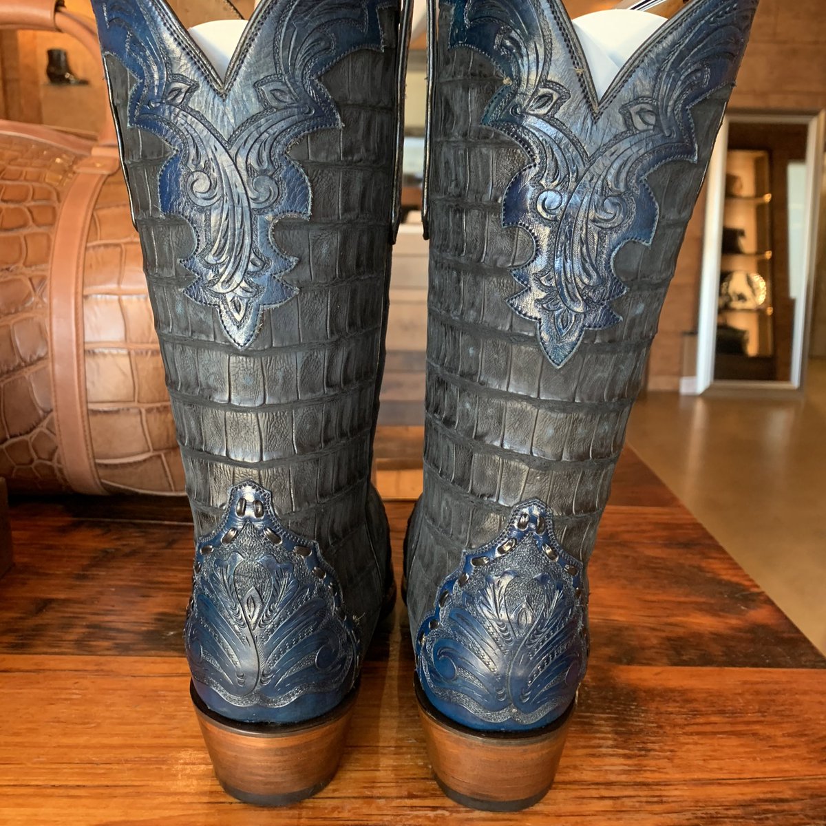 peytonmcnully's tweet photo. My newest @Lucchese1883 designed with #CowboyCool Heath Calhoun arrived today. Handmade triad style with suede π croc upper. https://t.co/Qb4vaUzm6f