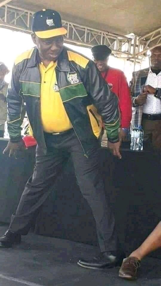 QWeafrica's tweet image. &quot;Nasi istoko. John vul igate&quot;. 😂🤣
🚶‍♂️🚶‍♂️🚶‍♂️
@CyrilRamaphosa 
#vuligatechallenge