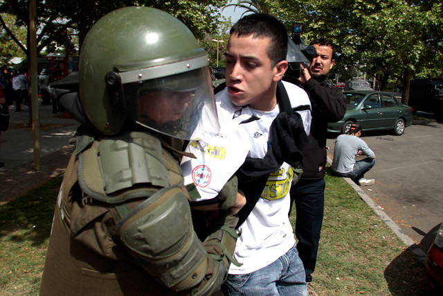 DatosAlbos's tweet photo. [HACE 9 AÑOS] Con el beneplácito de @CruzadosSADP se registra uno de los hechos más cobardes y vergonzosos del último tiempo. Cientos de transeúntes son detenidos por @CarabdeChile en Las Condes, solo por usar insignias de #ColoColo, en la previa del duelo con la UC en San Carlos https://t.co/kRSEz9gfIf