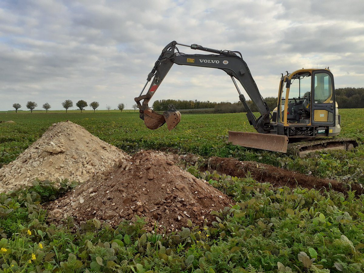 ArnouxGuy's tweet photo. Merci @MoinardAntoine et @RattierT pour l'analyse de nos profils de sols et nos échanges sur l'agronomie très enrichissant @beApi_Coop @CAVAC_ @FrancoisArnoux @JollyUlysse @GuillaumeESA @colzaprof @BegonThomas https://t.co/aBOLwXc5cq