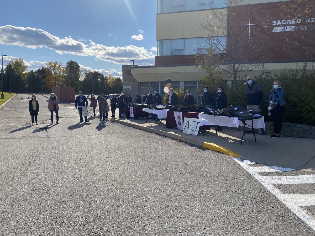 SacredHeartCHS's tweet photo. Sacred staff always goes the extra step. Today at curb handing out Grad Bags. Big thank you.❤️⁦@YCDSB⁩ ⁦@HumansOfSacred⁩ ⁦@GuidanceSacred⁩ https://t.co/IBSTxfOQgv