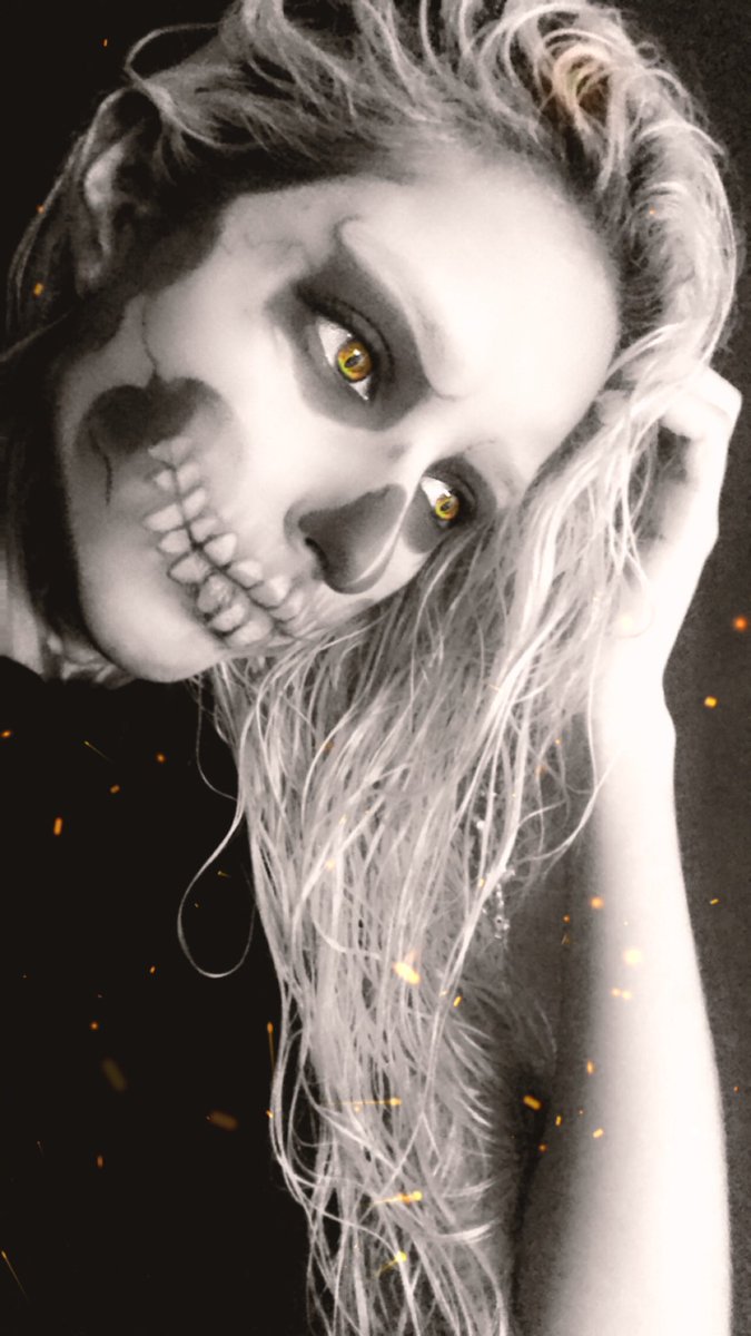 GiselleFitch's tweet photo. Hola chicos! El Stream de hoy va a ser a las 8pm!!!
Los espero!
Les dejo unas fotitos de mi maquillaje de Tate Langdon!
#GiselleFitch #GizeruCosplayer #SkullMakeup #AHS #TateLangdon #Halloween #GLAsMakeup https://t.co/8puELI8QVL